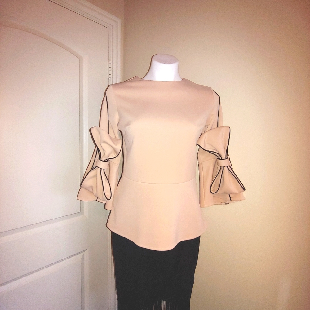 💜 NWOT Cute top with bow sleeves